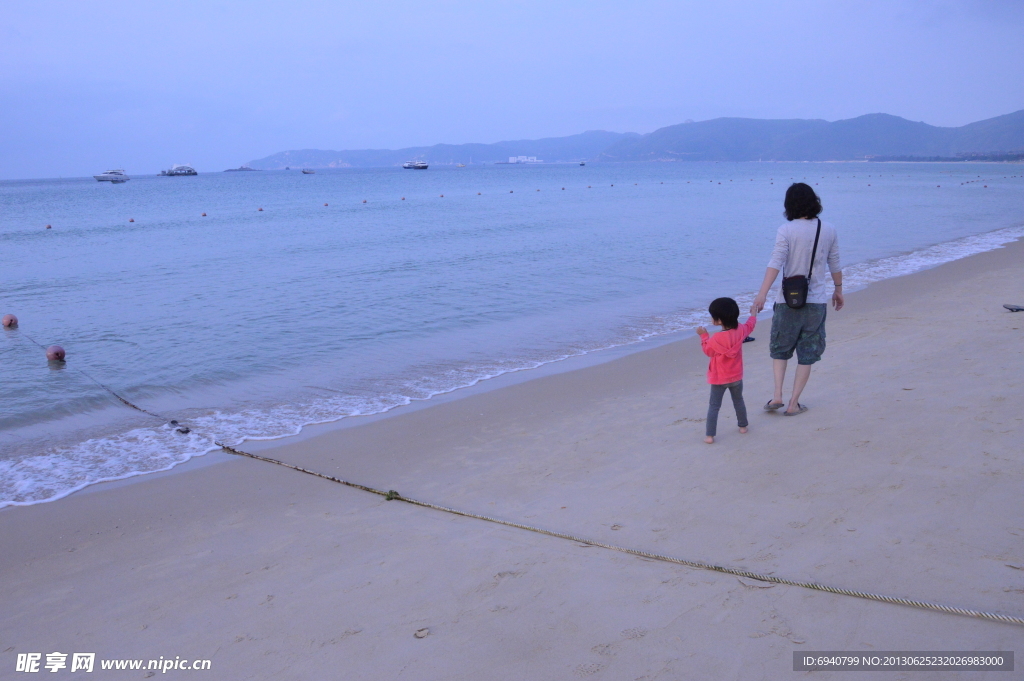 父女海边散步