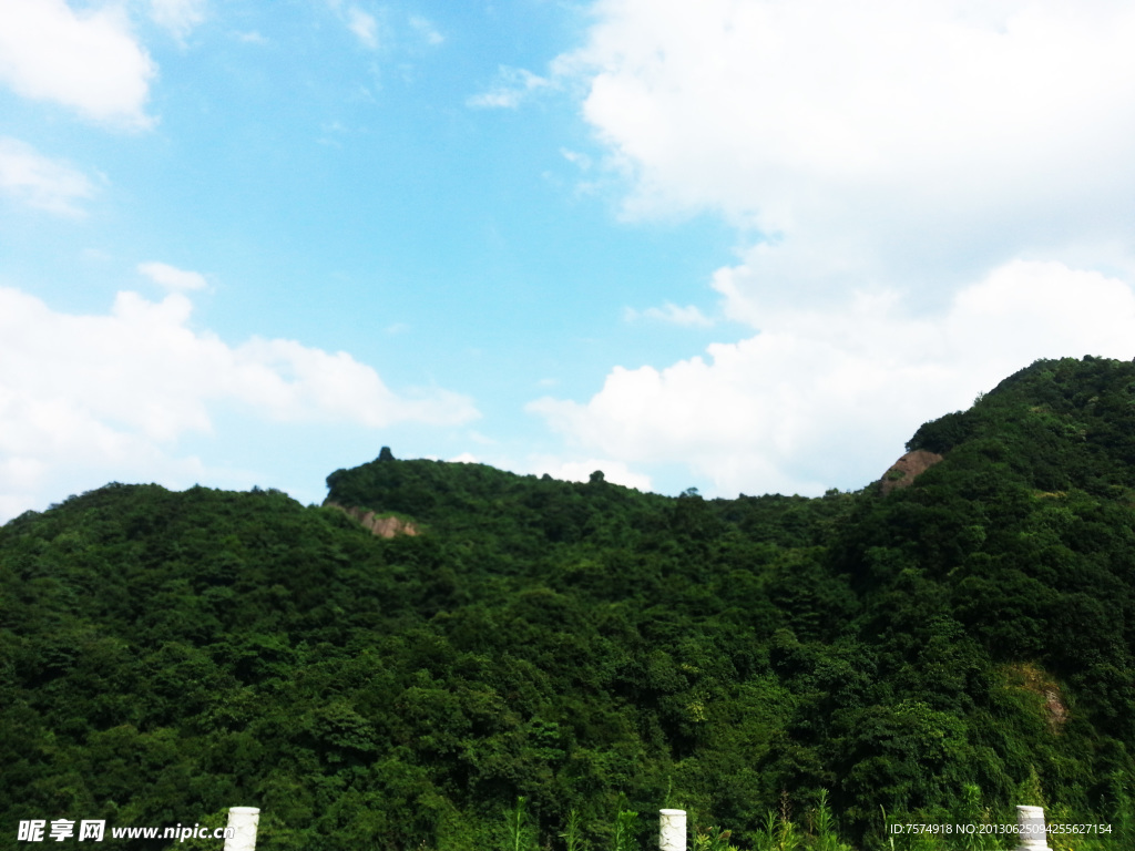 蓝天白云 山岭