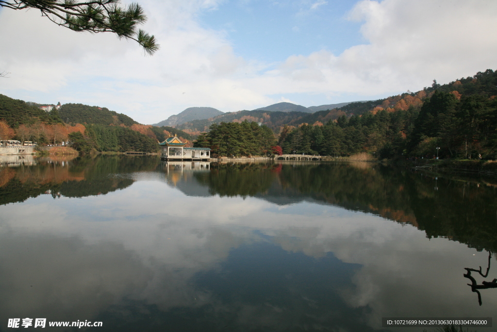 平湖秋色