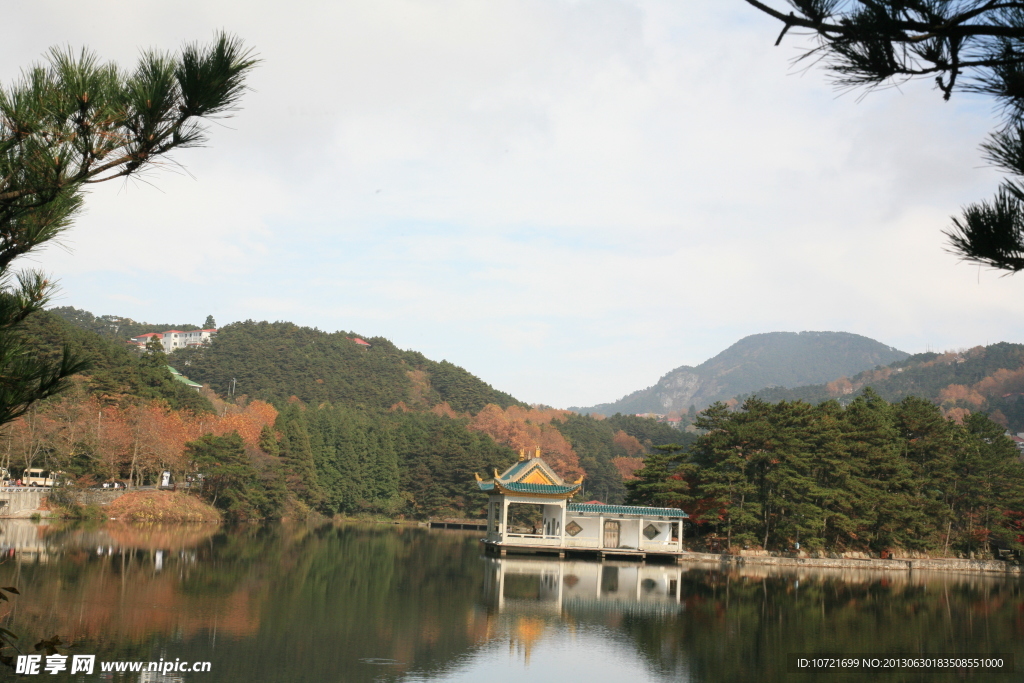 平湖秋色