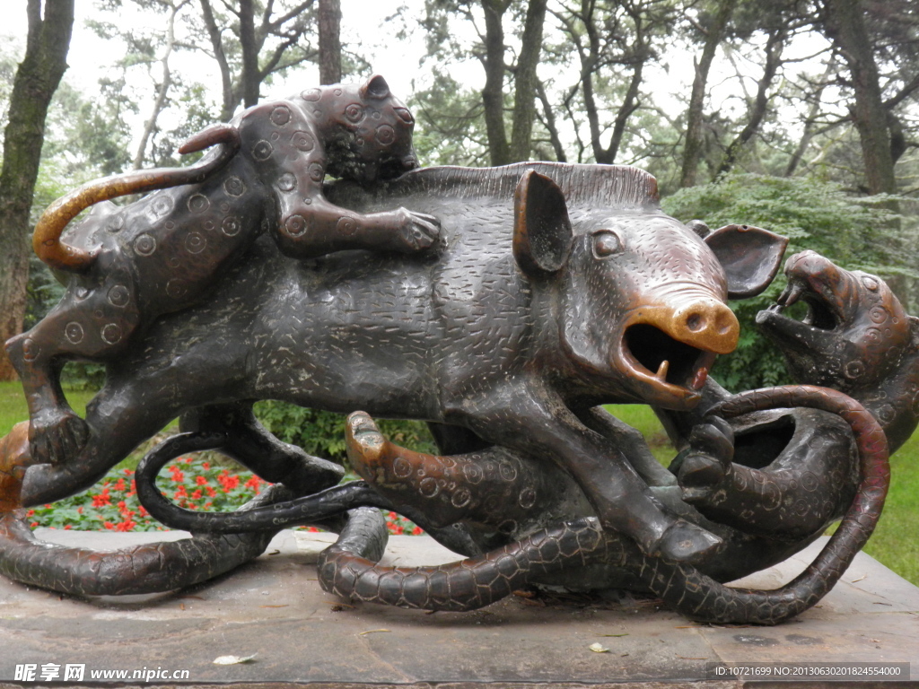 猪豹雕塑