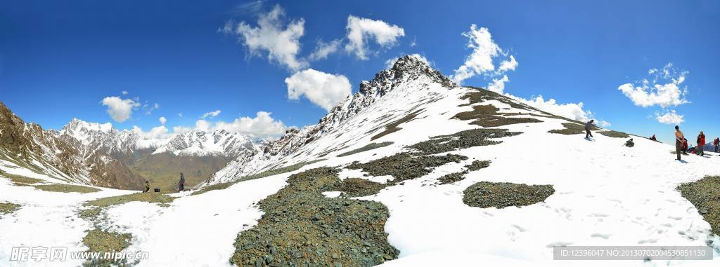 夏季天山博格达雪峰