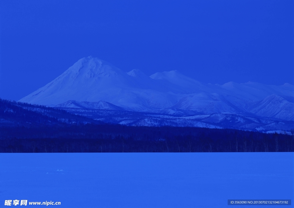 夜景 雪山 藍 湖面