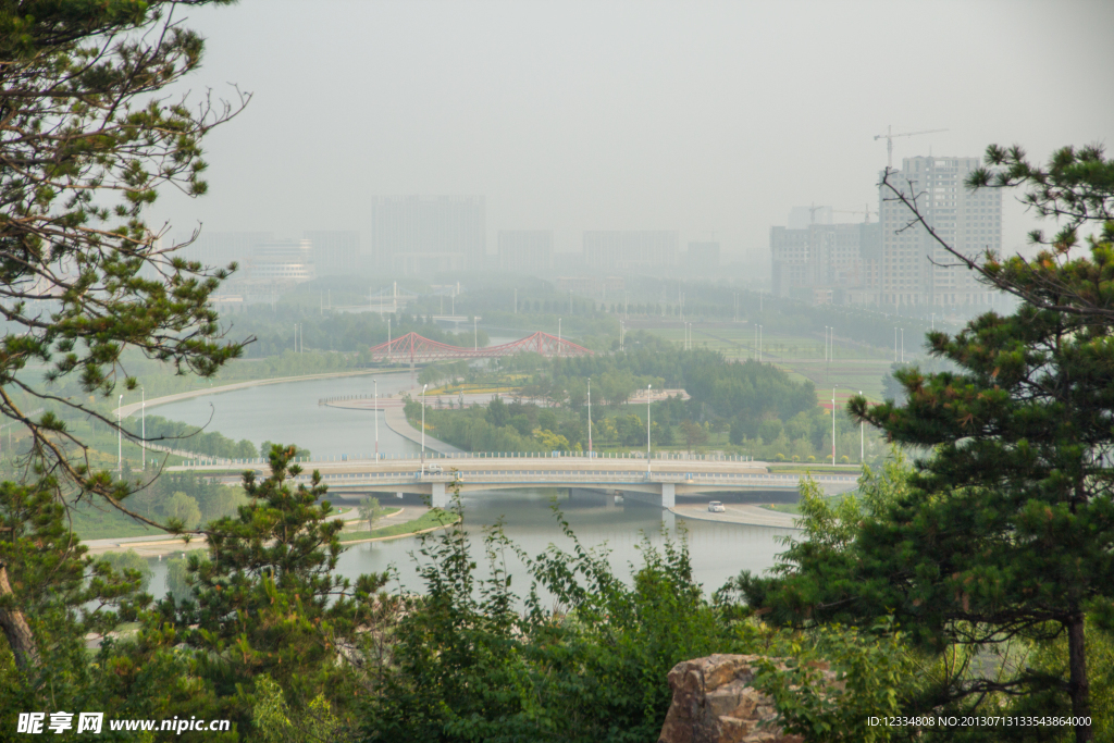 凤冠山上俯瞰天水河