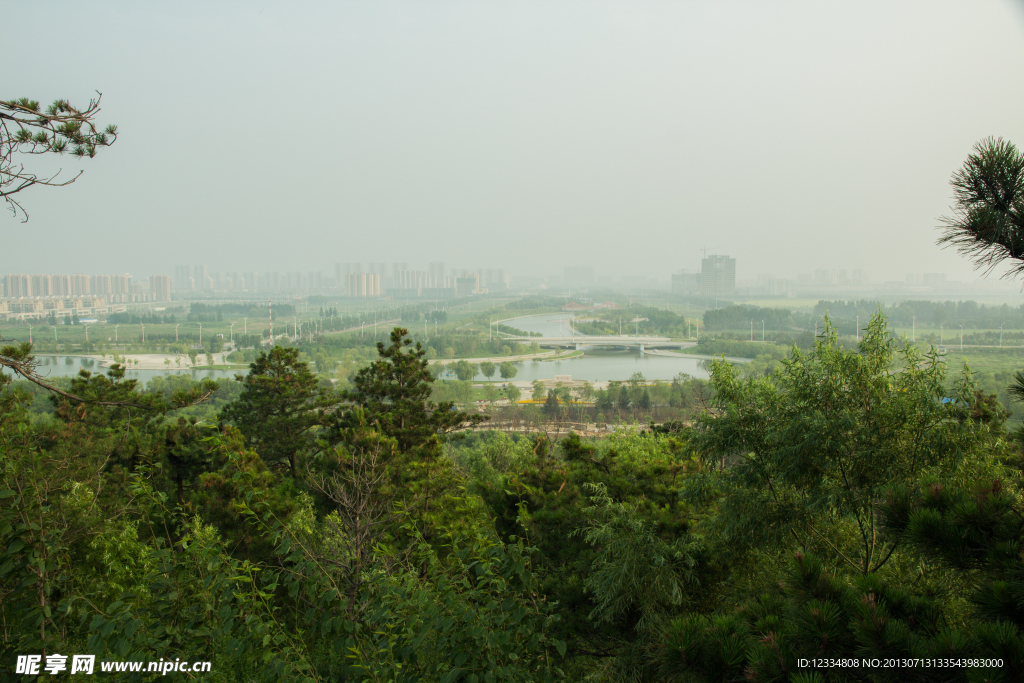 凤冠山上俯瞰新城区