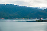 山坡下平静的湖面