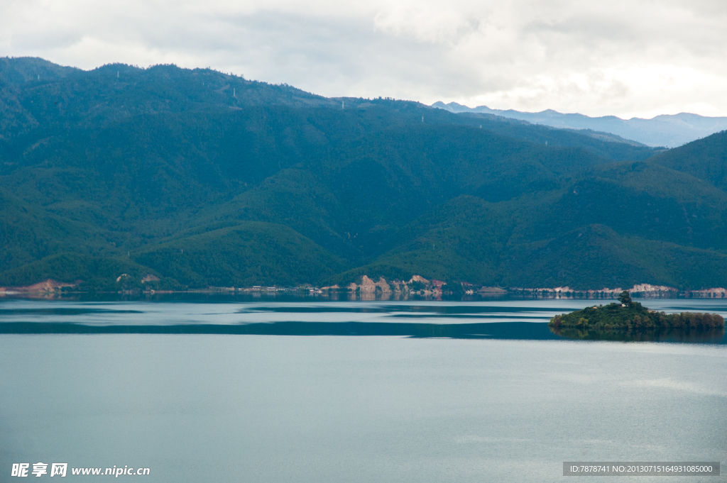 山坡下平静的湖面