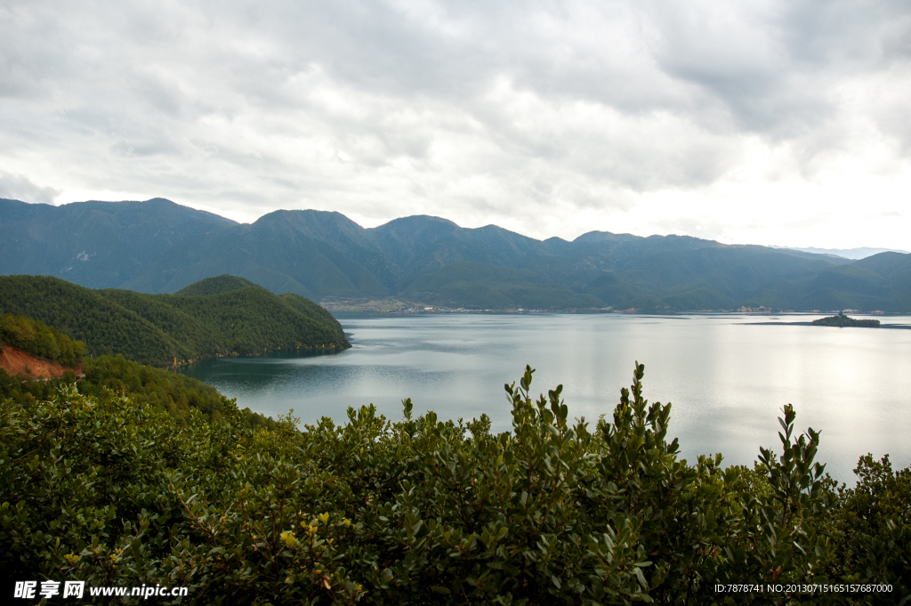 泸沽湖山林水岸景观