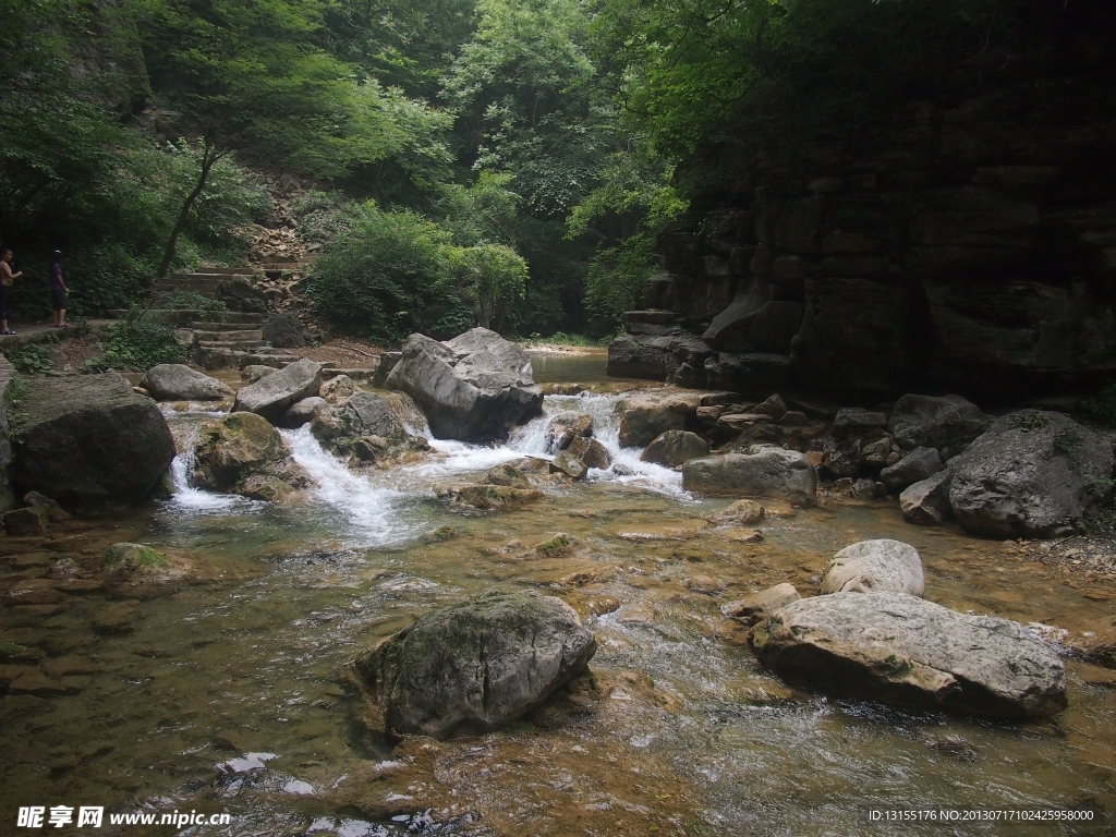 山谷水流