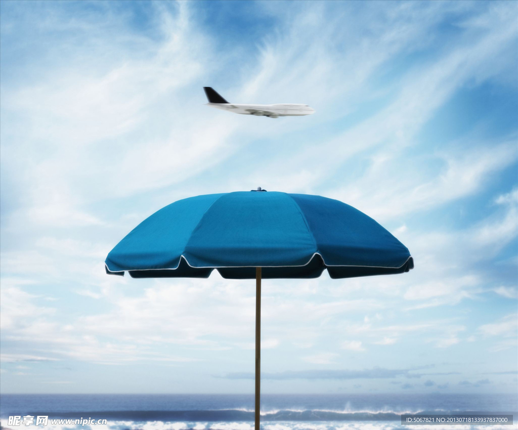 飞机飞越海滩伞