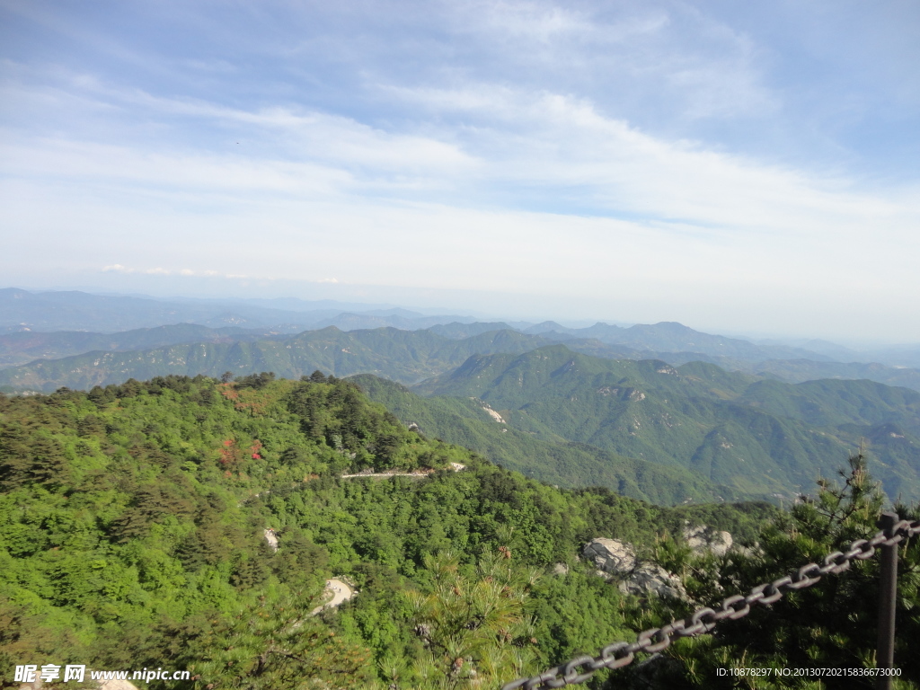 蓝天和山脉锁链