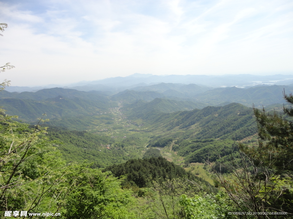 蓝天和山脉