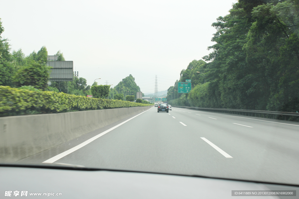 绿化带的公路