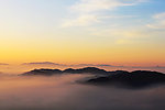 山峰云雾风景