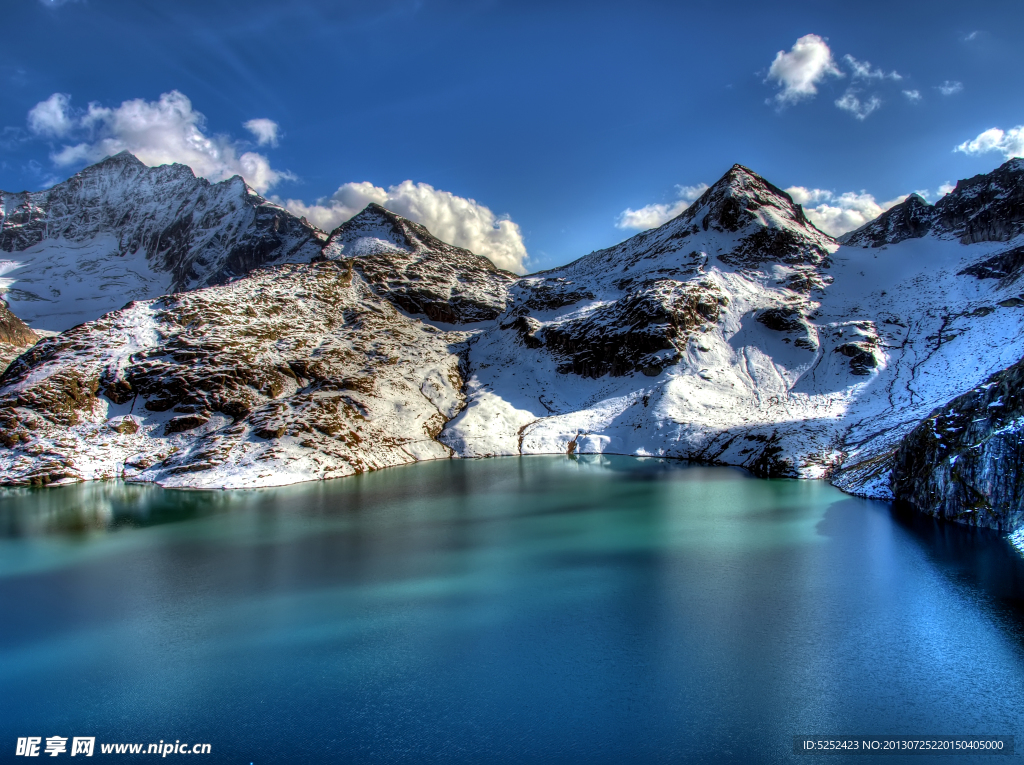 雪山湖泊