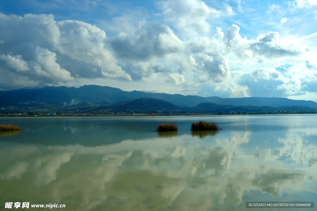 蓝天湖水