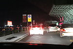 夜晚车行道路