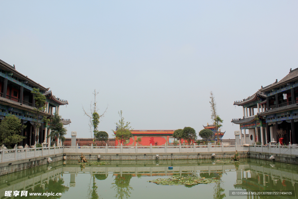 寺庙池塘