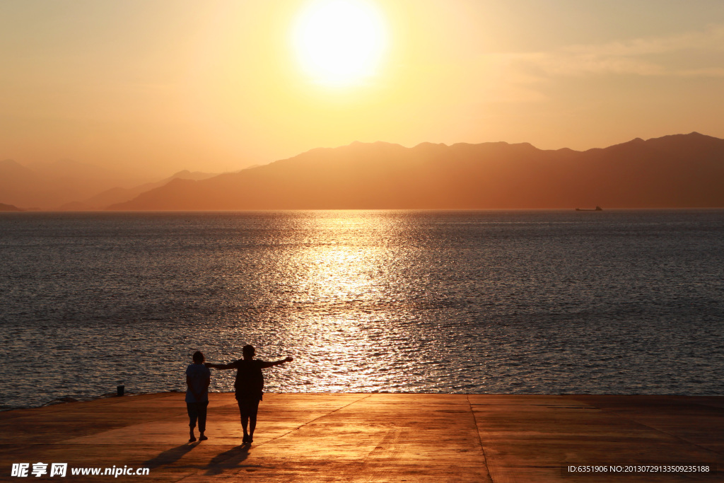 大海夕阳余辉美景