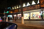 夜晚马路边