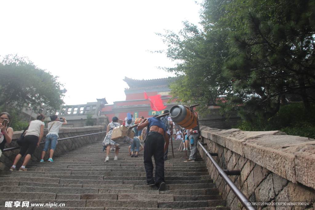 泰山挑山工