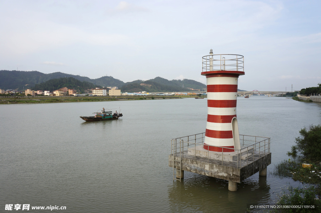 河流里的灯塔