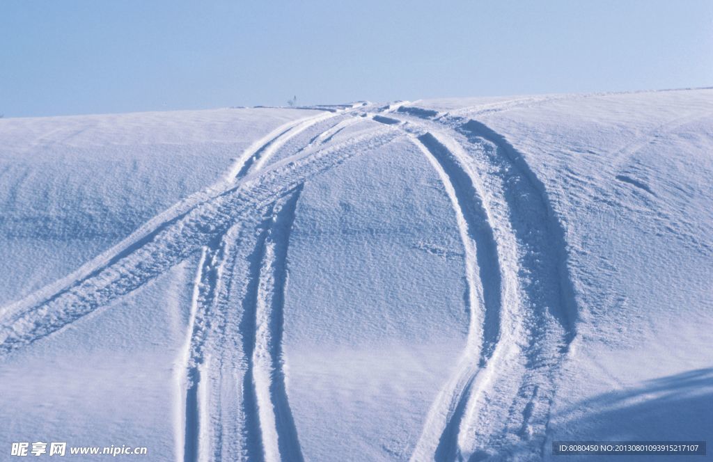 山坡上的雪痕