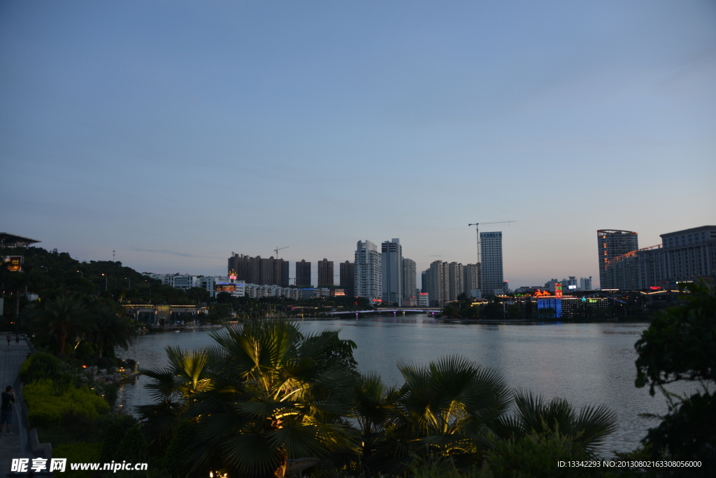 民歌湖夜景