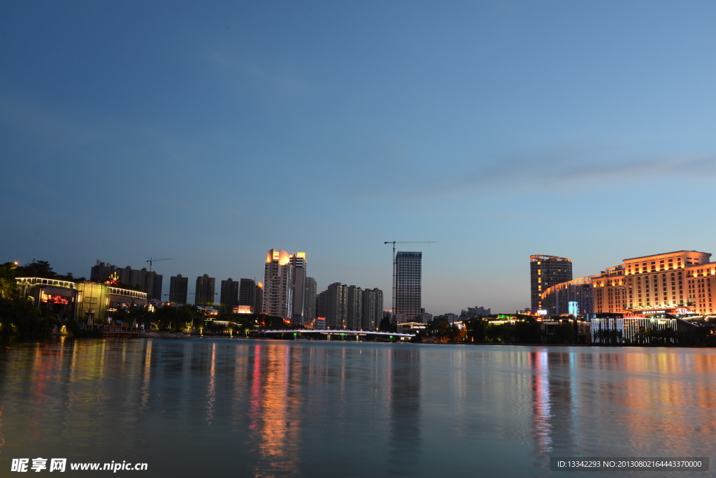 民歌湖夜景