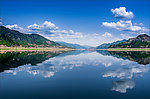 云层河面