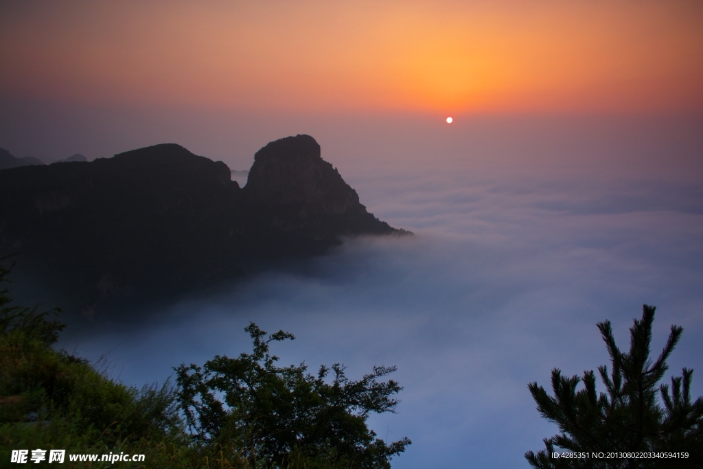 山峰晚霞