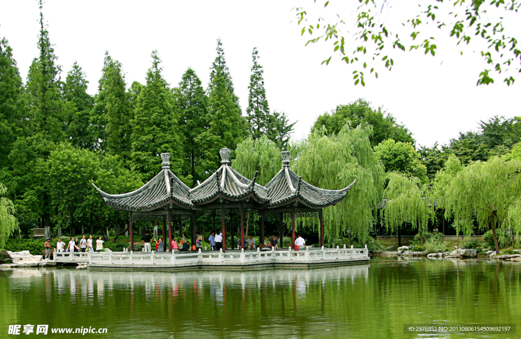 公园 绿树 亭子
