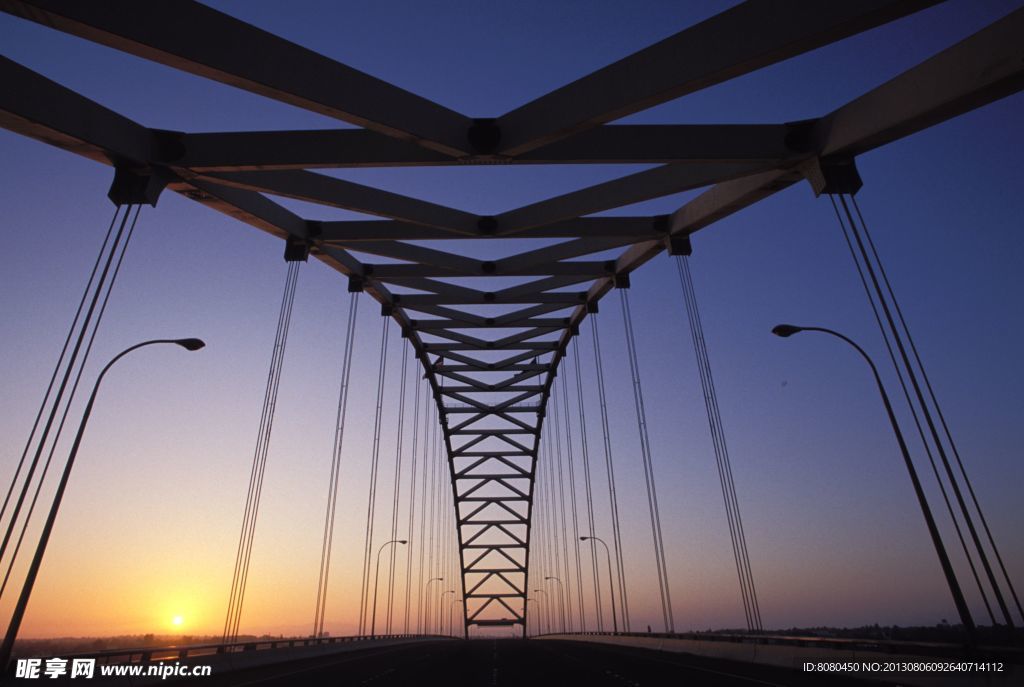 晨光中的吊桥