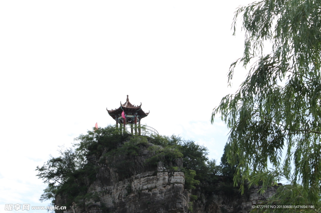 山上的小凉亭 绿树
