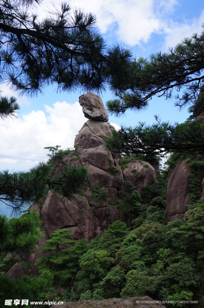 苍松掩映石人峰