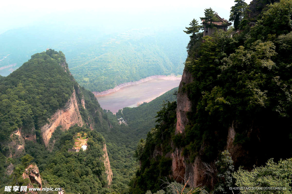 山峰河流