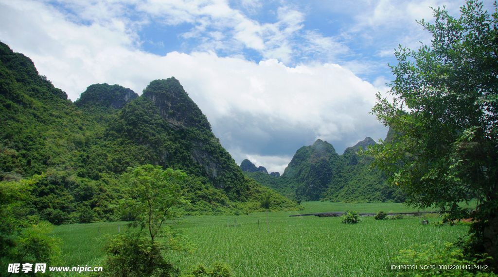 田野蓝天大山