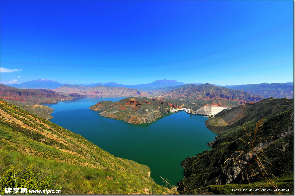 蓝天湖泊大山