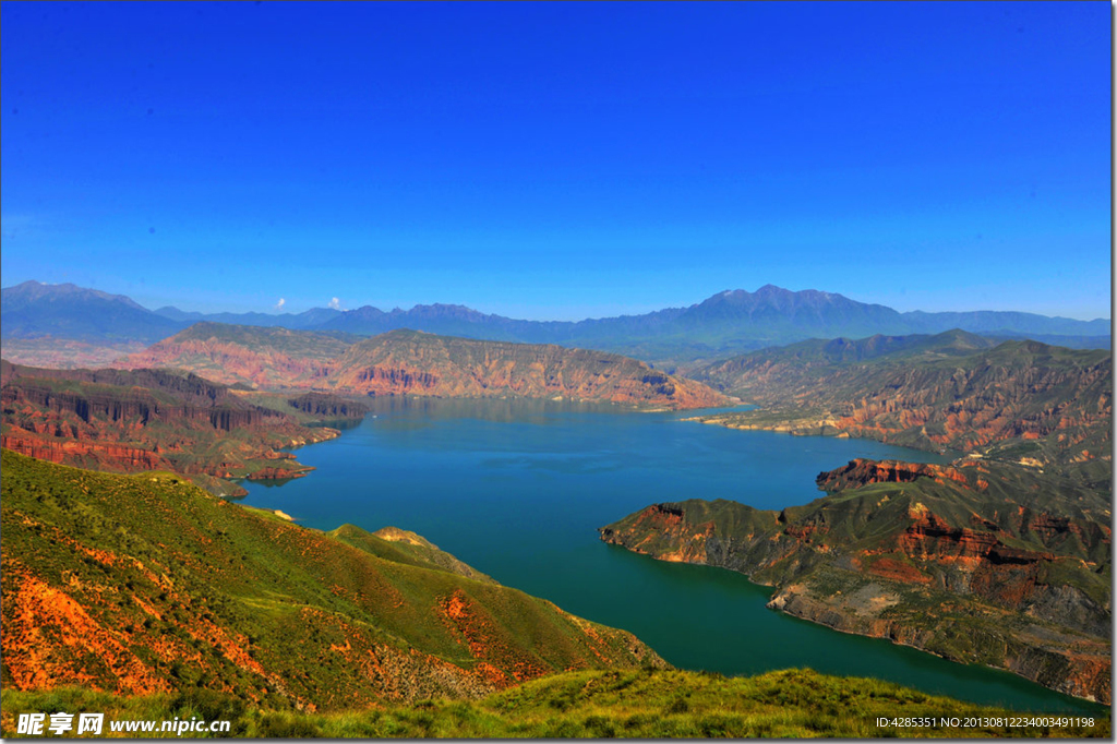 水库蓝天青山