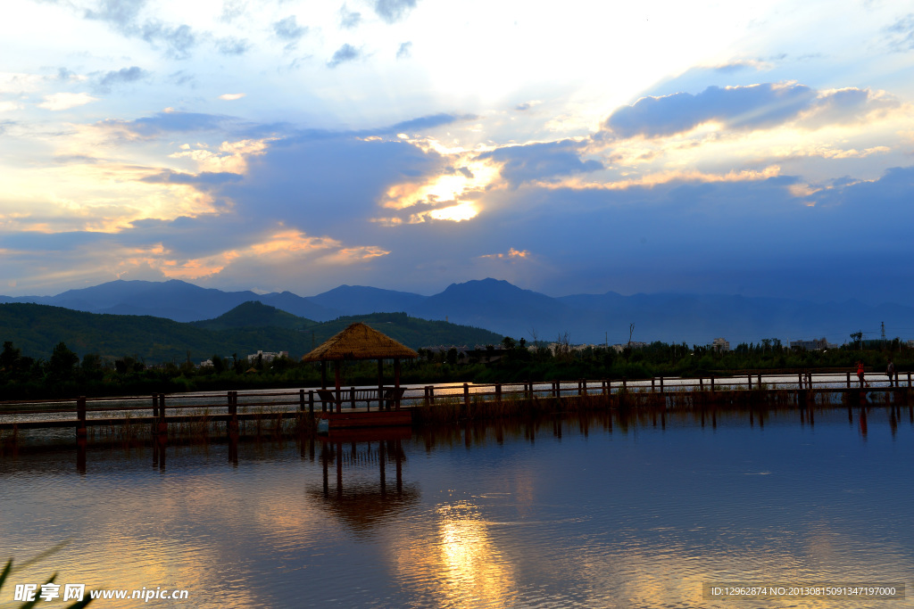 小湖夕阳