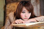 美女思考