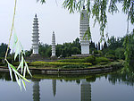 三塔相映