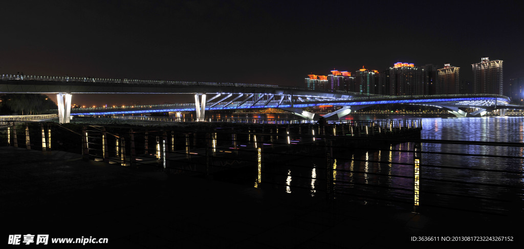 学府人行桥夜景