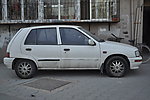 破白色轿车