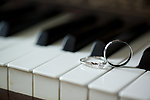钢琴上的戒指