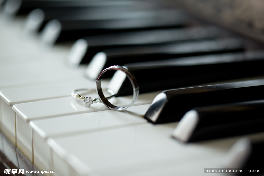 钢琴上的戒指