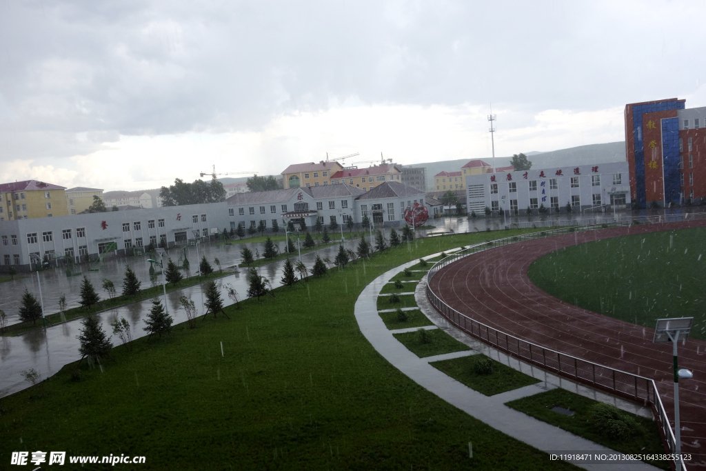 雨中的学校