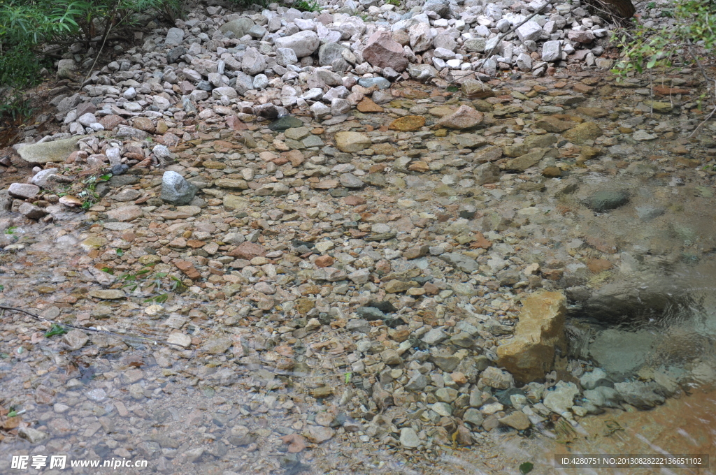 山间小河