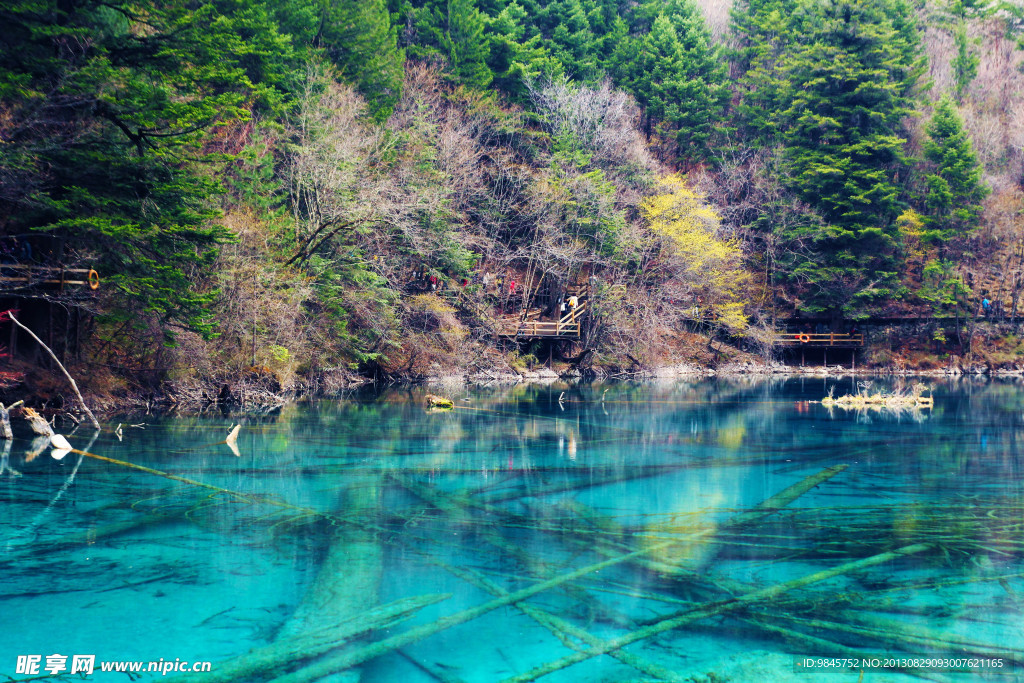 九寨沟湖泊水面