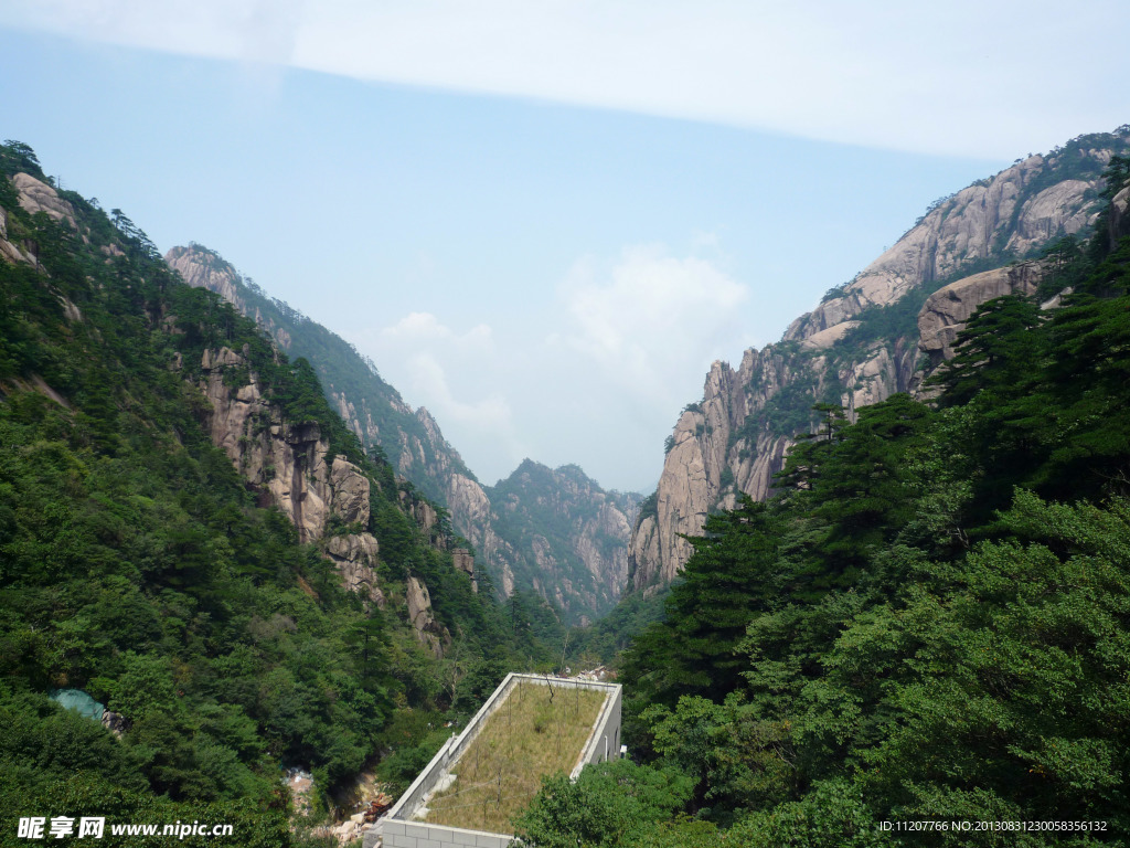 山峰与蓝天